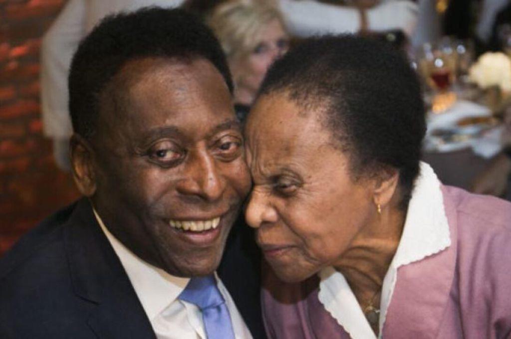 La mamá de Pelé aún no sabe nada de la muerte de la leyenda del fútbol ¿Cuál es el motivo?