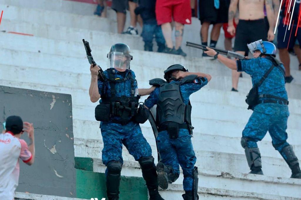 Le dispararon en toda la espalda: así fue el terrible incidente entre la barra y policías en el clásico Olimpia vs Cerro Porteño