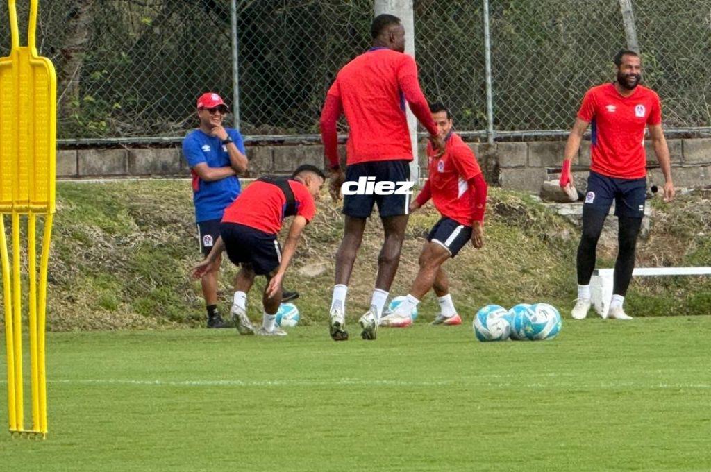 Futbolistas de Olimpia se lesiona en pleno entrenamiento, la preocupación de Espinel; así fue tratado por el cuerpo médico