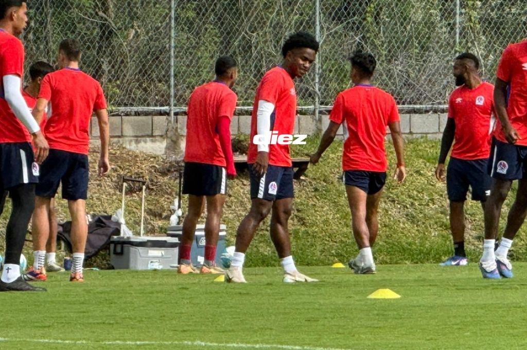 Futbolistas de Olimpia se lesiona en pleno entrenamiento, la preocupación de Espinel; así fue tratado por el cuerpo médico