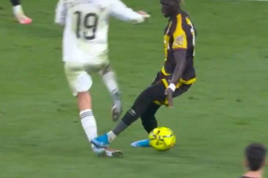 Desde el Rayo hacen estallar al Real Madrid con su publicación: Pobrecitos, tienen que llorar, añadir 10 minutos, pitar penal y ...