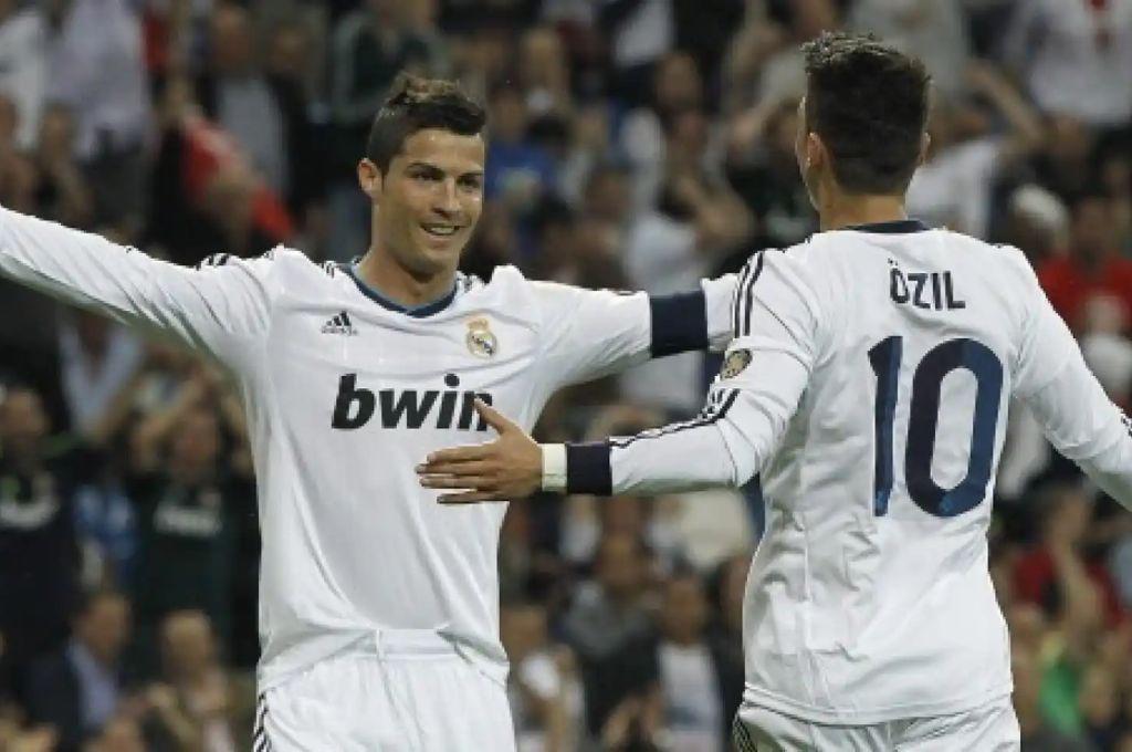 Cristiano Ronaldo quedó impactado y envió un mensaje: el increíble cambio físico de Mesut Özil tras retirarse del fútbol