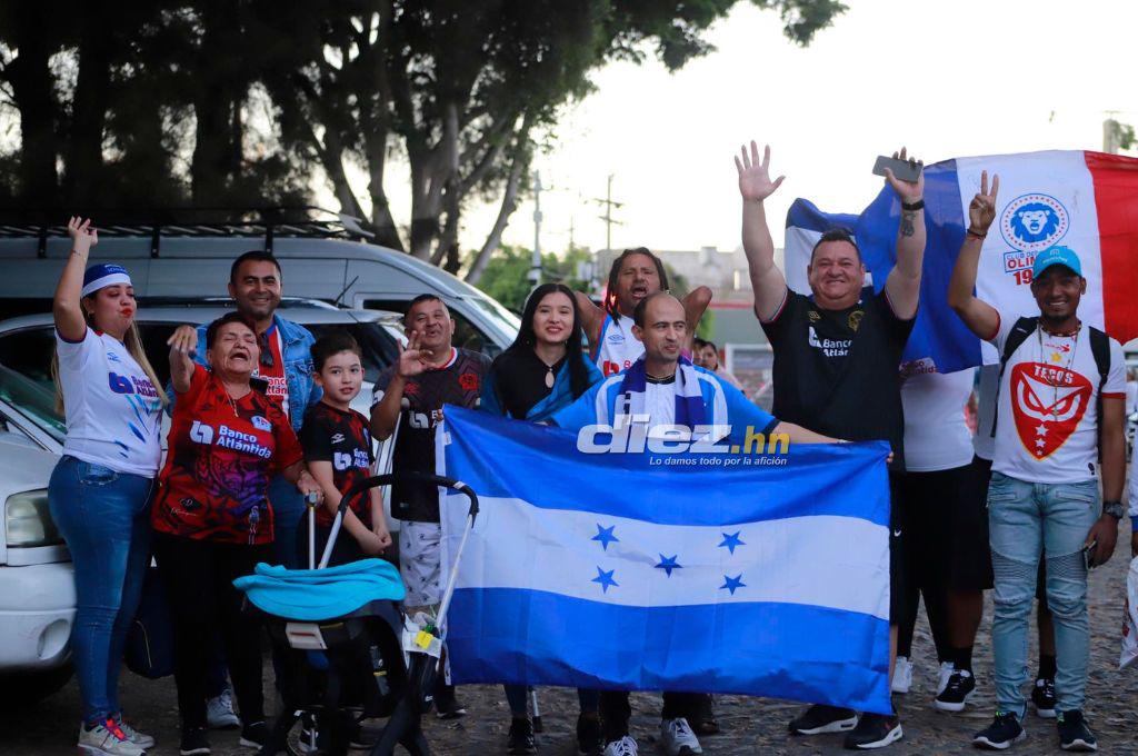 ¡Locura merengue! Afición del Olimpia comienza a “pintar” el estadio Jalisco y esposa de futbolista del Atlas sorprende con mensaje en pancarta