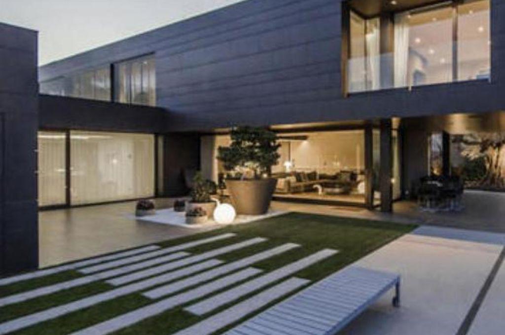 Ex figura del Barcelona es demandado por vandalizar una lujosa mansión: “Utilizaban las cortinas como columpio sexual”