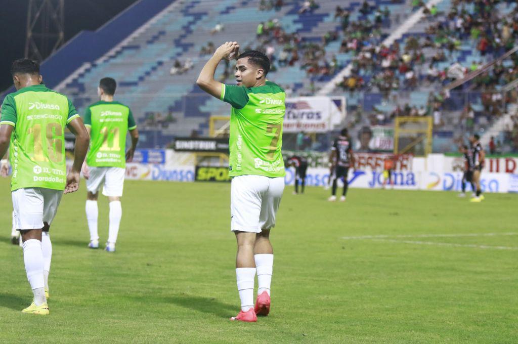 Isaac Castillo volvió a festejar con la camisa de Marathón.