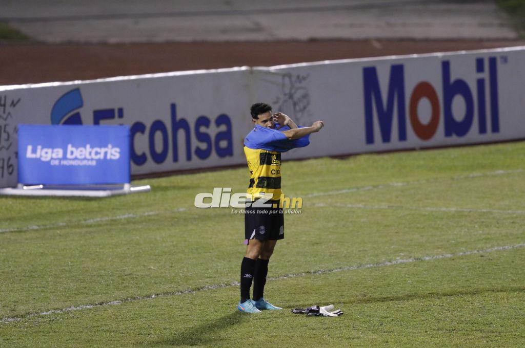 Jhow Benavídez de portero, la roja a “Buba” López y bronca entre jugadores de Real España y Génesis