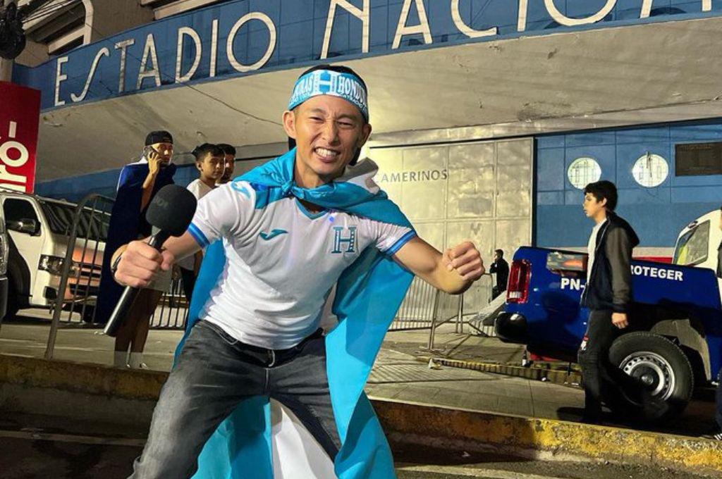 ¡Besó el escudo! Shin Fujiyama estalló de la locura en el triunfo de Honduras vs México: el mensaje a Choco y ¿le gustó la cerveza?