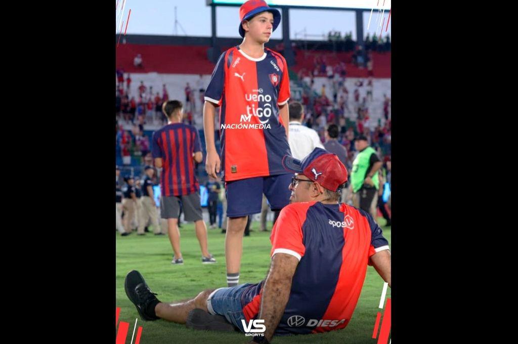 Le dispararon en toda la espalda: así fue el terrible incidente entre la barra y policías en el clásico Olimpia vs Cerro Porteño