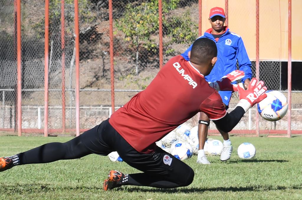 Donis Escober se incorpora como preparador de porteros al cuerpo técnico interino de Olimpia