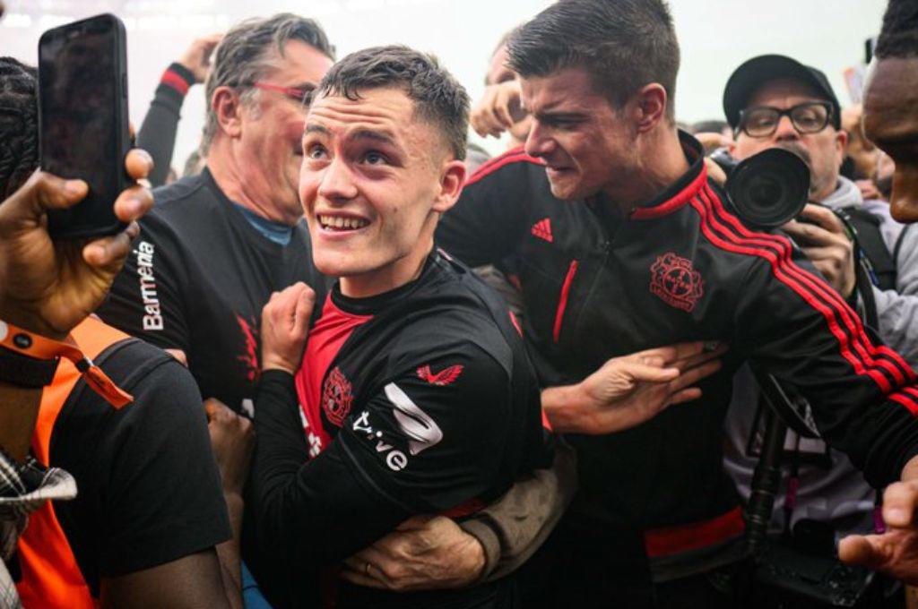 Fotos: Xabi Alonso se ‘hunde’ en el alcohol y la loca invasión de la afición del Bayer Leverkusen tras quedar campeones