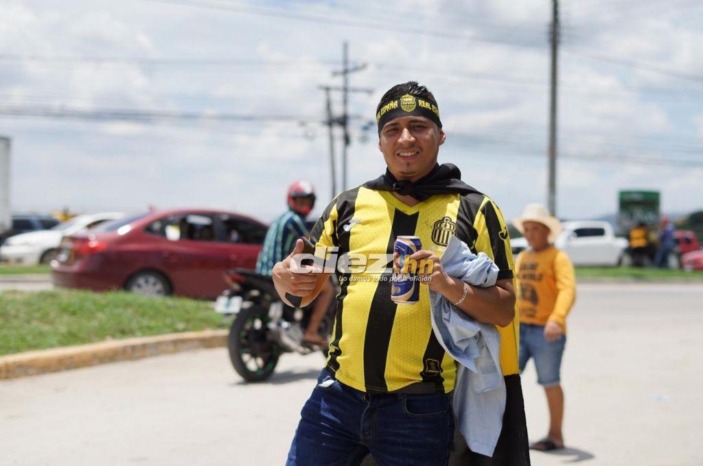 Muchos hinchas del Motagua y bellas mujeres en el estadio Olímpico de San Pedro Sula para disfrutar de la gran final