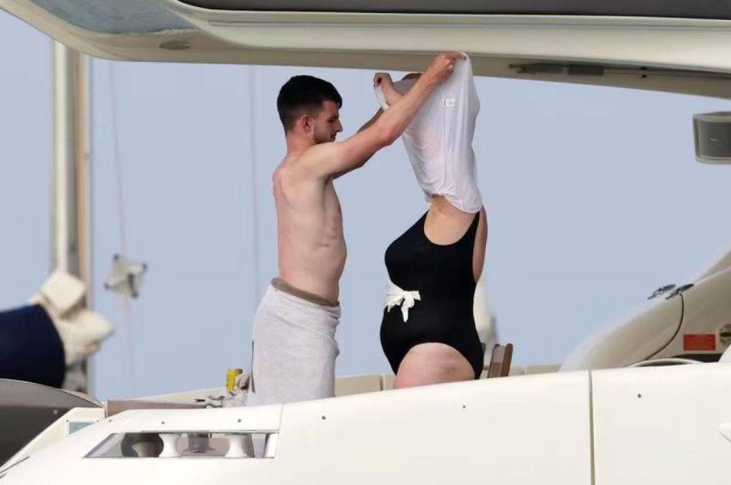 La novia de la figura del Arsenal sufrió acoso en las redes por su aspecto físico y sale a defenderla: “Merece algo mejor”