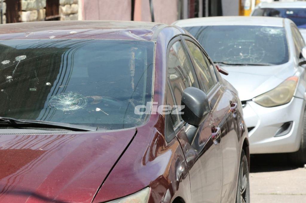 Carros destruidos, piedras y testimonios; así lucen las calles tras batalla entre aficionados de Motagua y Olimpia