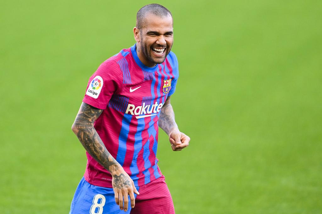 ¡Dani Alves ya tiene nuevo equipo luego de quedar libre y podría enfrentar al Barcelona en agosto!