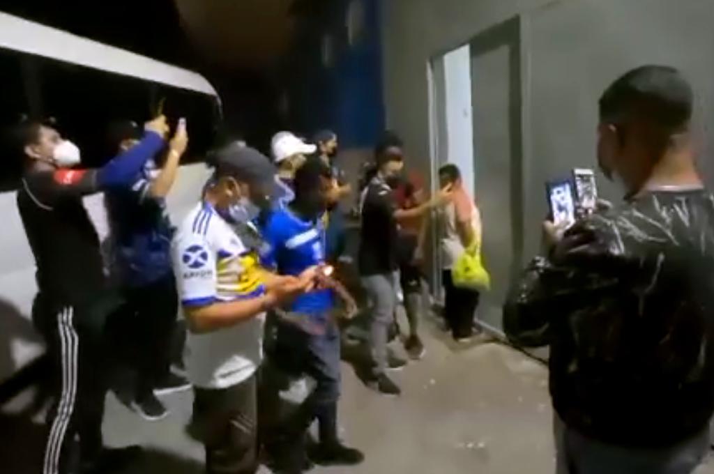 Diego Vázquez fue esperado por los aficionados a su salida del estadio Nacional tras el juego Motagua-Platense