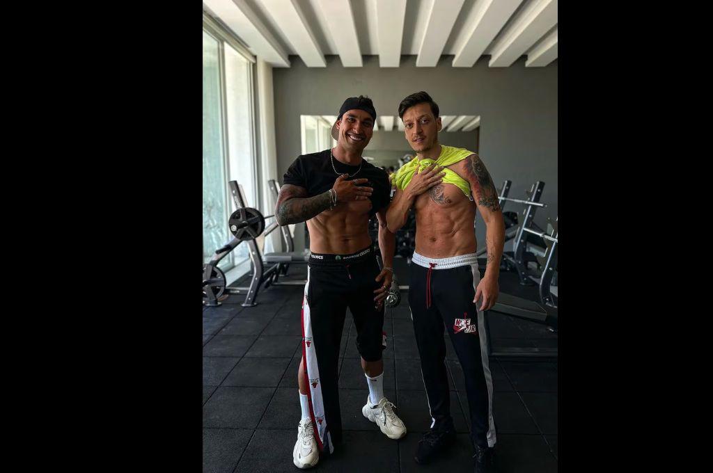 Cristiano Ronaldo quedó impactado y envió un mensaje: el increíble cambio físico de Mesut Özil tras retirarse del fútbol