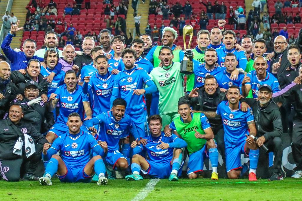El ‘Potro’ Gutiérrez, extécnico del Real España, celebra su primer título con el Cruz Azul de México