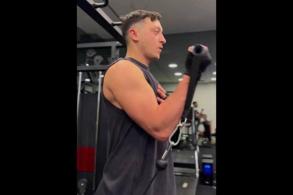 Cristiano Ronaldo quedó impactado y envió un mensaje: el increíble cambio físico de Mesut Özil tras retirarse del fútbol