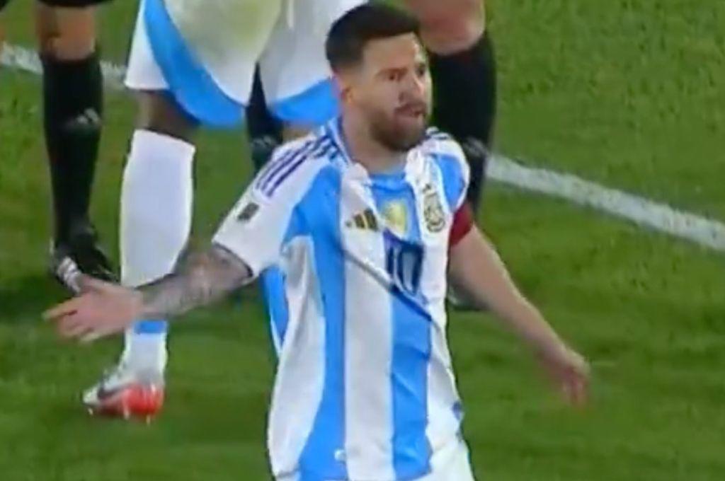 Messi insultó al árbitro en la caída ante Paraguay, Scaloni lo respaldó con un “caradura” y el golazo de chilena de Sanabria