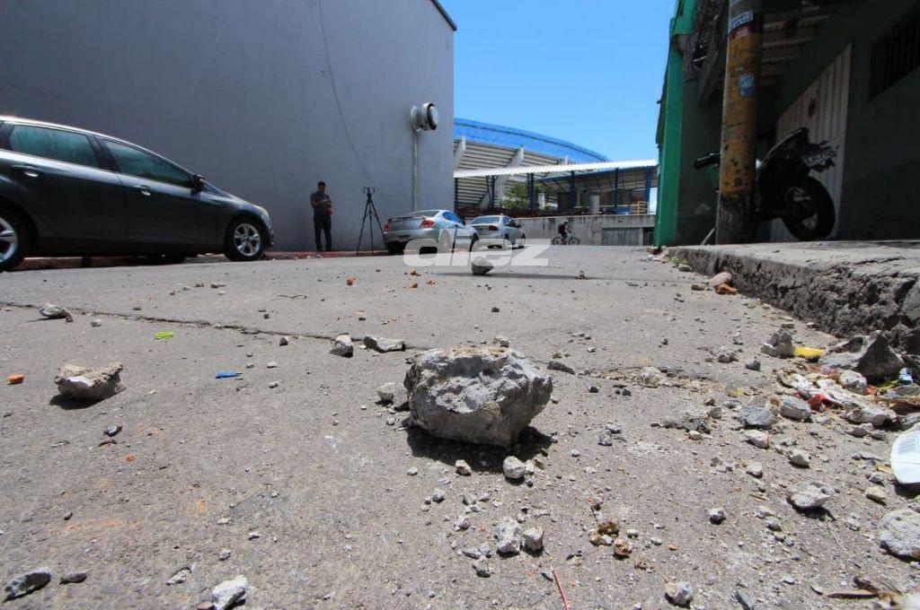 Carros destruidos, piedras y testimonios; así lucen las calles tras batalla entre aficionados de Motagua y Olimpia