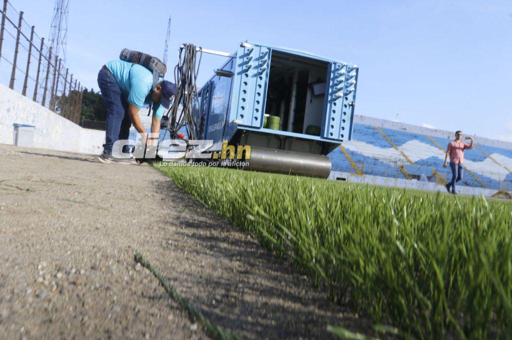 Así inició la instalación de la nueva grama híbrida del estadio Morazán en presencia de la presidenta Xiomara Castro