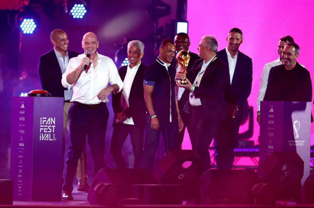 ¡Estrellas del fútbol! Kempes, Casillas y otros campeones del mundo asistieron al Fan Festival y al partido Qatar-Ecuador