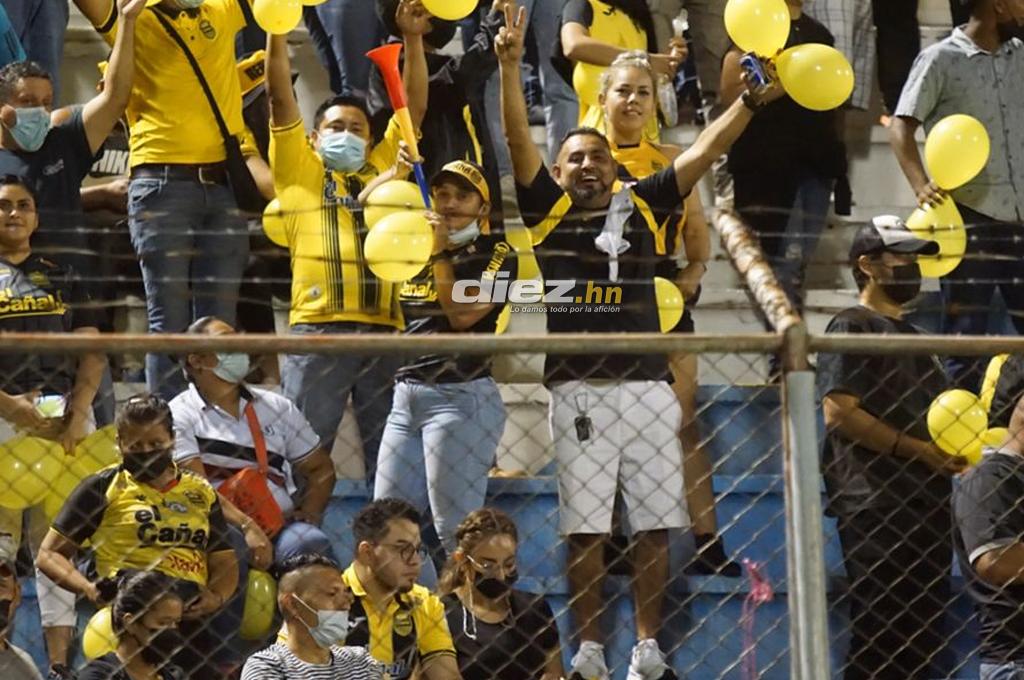 El ambiente en el interior del estadio Morazán: Pintado de amarillo y negro, pero también de blanco