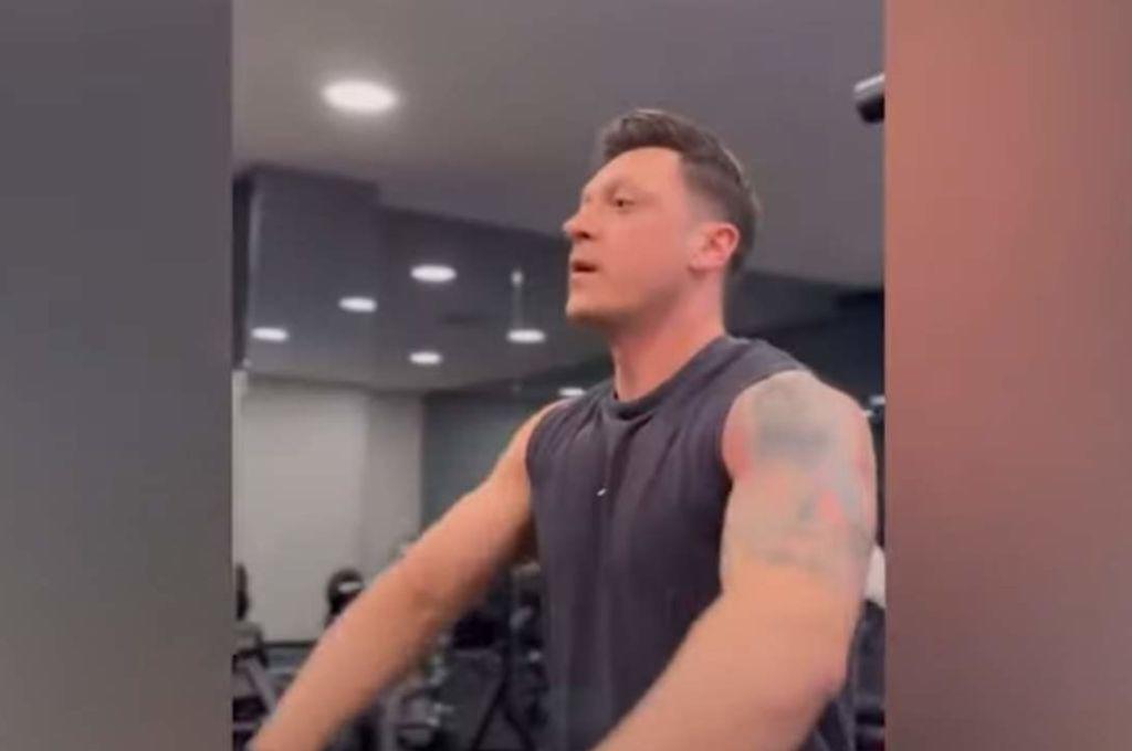 Cristiano Ronaldo quedó impactado y envió un mensaje: el increíble cambio físico de Mesut Özil tras retirarse del fútbol