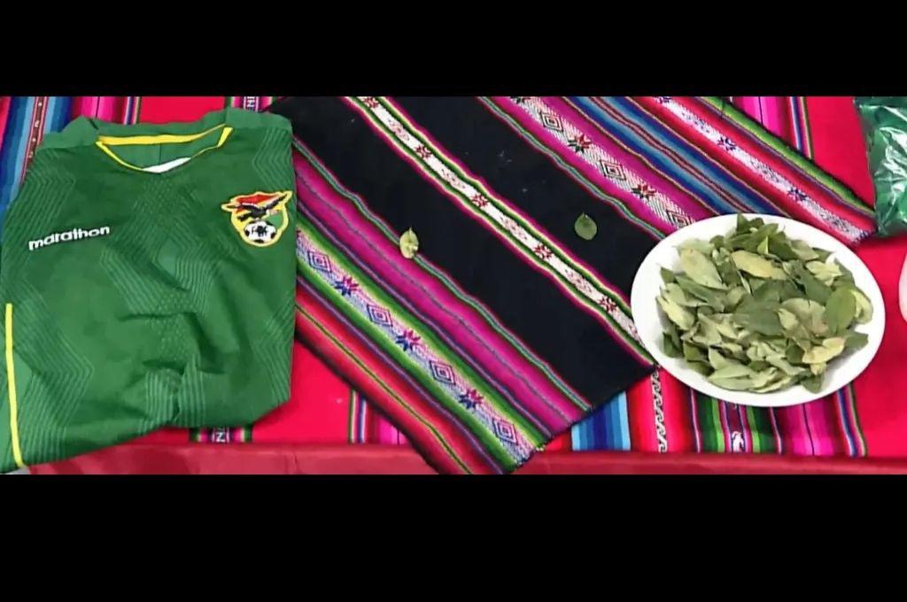 Hojas de coca predicen la selección que ganará en el repechaje rumbo al Mundial 2026