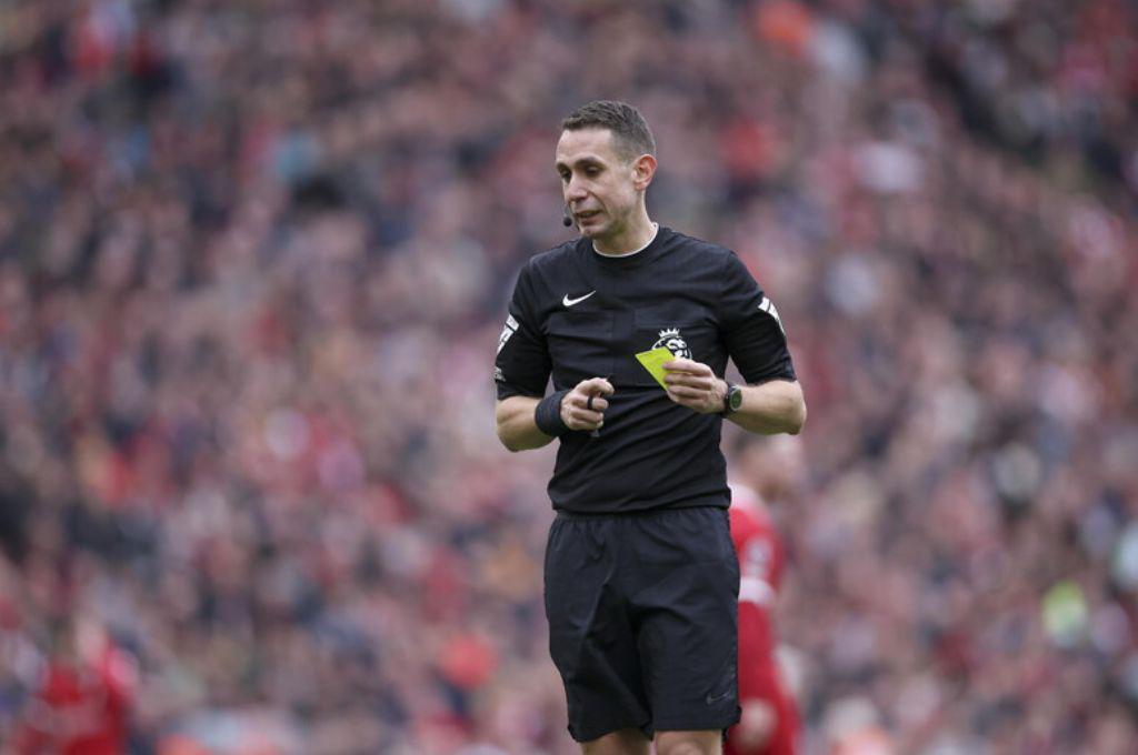 Fue despedido de la Premier por insultar a DT y revela lo inesperado: “Recibí mensajes que decían que ojalá mi madre muriera de SIDA”