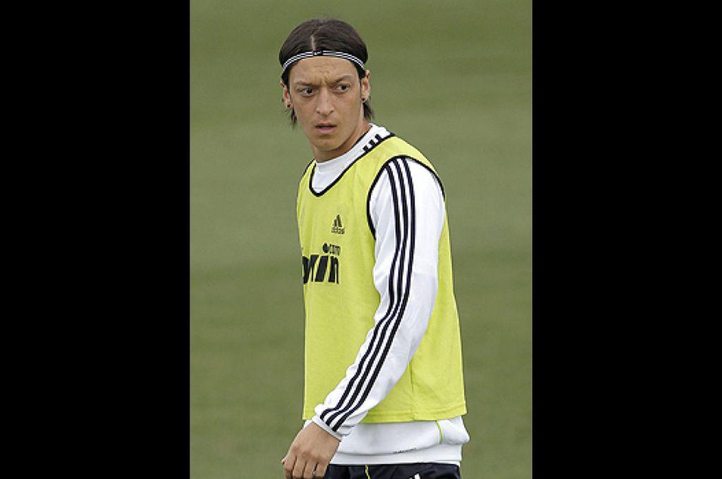 Cristiano Ronaldo quedó impactado y envió un mensaje: el increíble cambio físico de Mesut Özil tras retirarse del fútbol