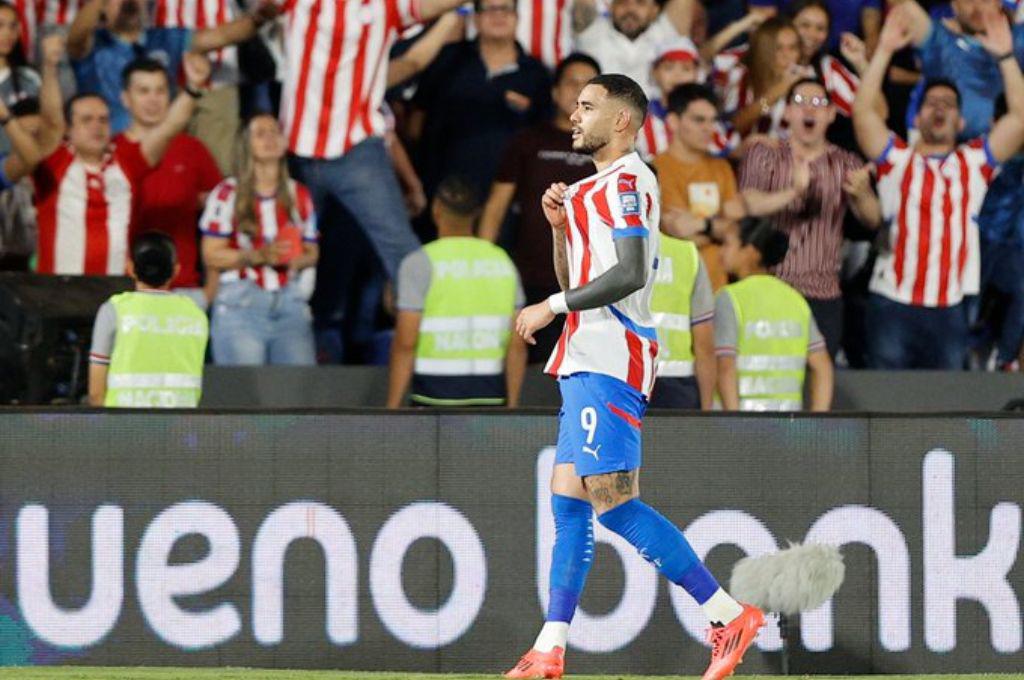 Messi insultó al árbitro en la caída ante Paraguay, Scaloni lo respaldó con un “caradura” y el golazo de chilena de Sanabria