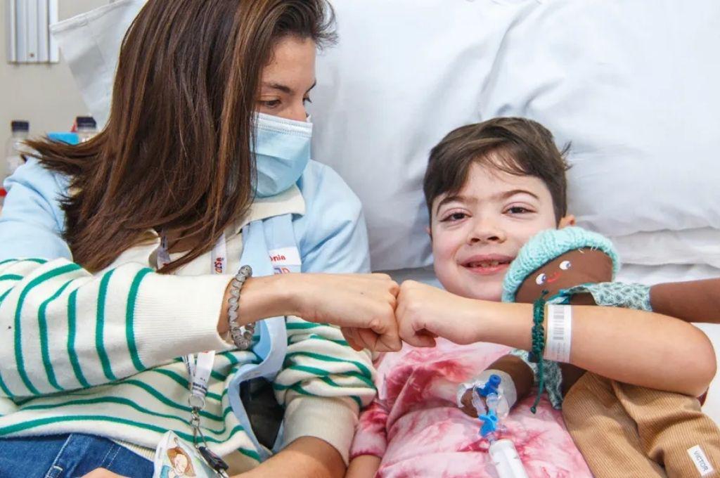 Dos estrellas no asistieron: Barcelona hace magia afuera de la cancha y tiene bonito gesto con niños hospitalizados