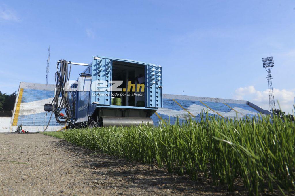 Así inició la instalación de la nueva grama híbrida del estadio Morazán en presencia de la presidenta Xiomara Castro