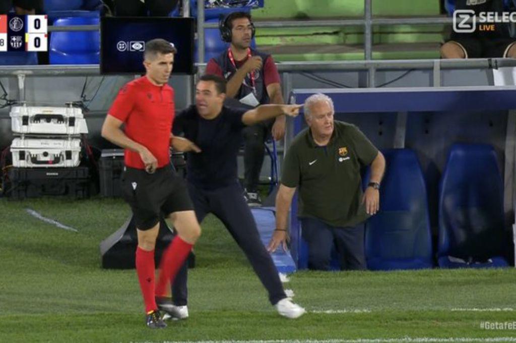 La fuerte discusión de Xavi con el árbitro y exjugador del Barcelona y el polémico penal no pitado; Choco Lozano debutó con Getafe
