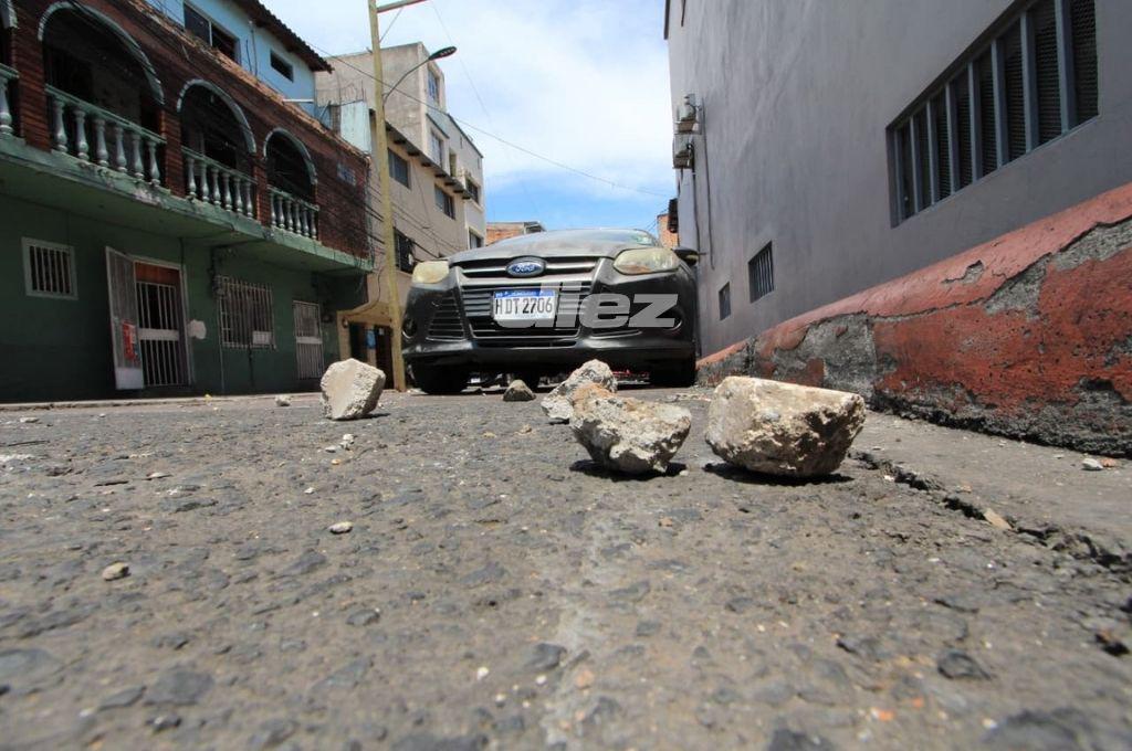 Carros destruidos, piedras y testimonios; así lucen las calles tras batalla entre aficionados de Motagua y Olimpia
