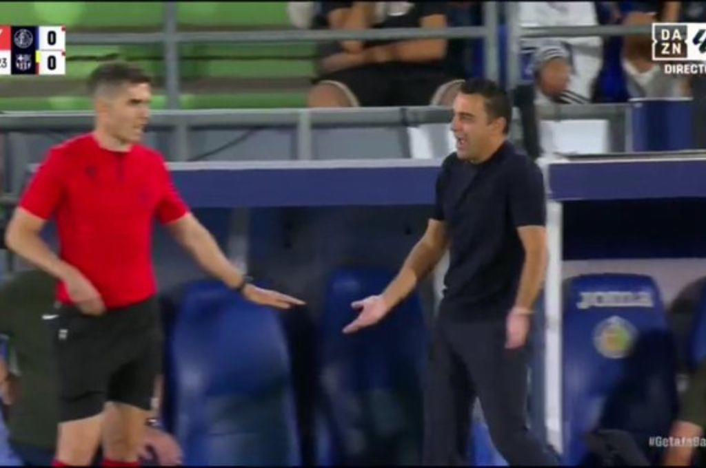 La fuerte discusión de Xavi con el árbitro y exjugador del Barcelona y el polémico penal no pitado; Choco Lozano debutó con Getafe