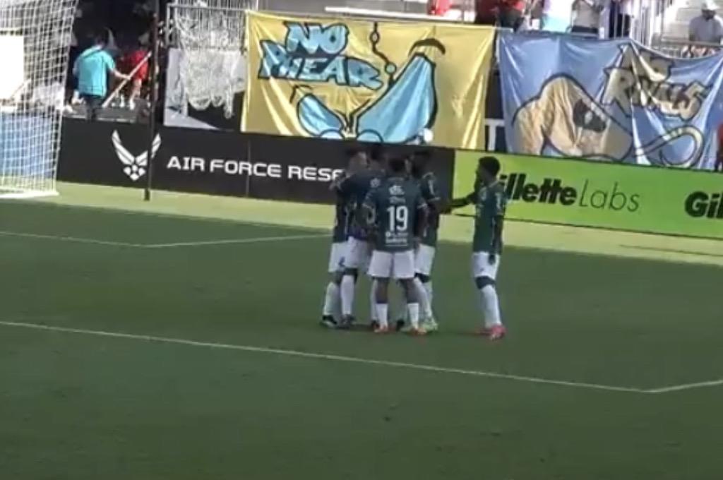 Clayvin Zúniga concretó un doblete ante el Municipal.