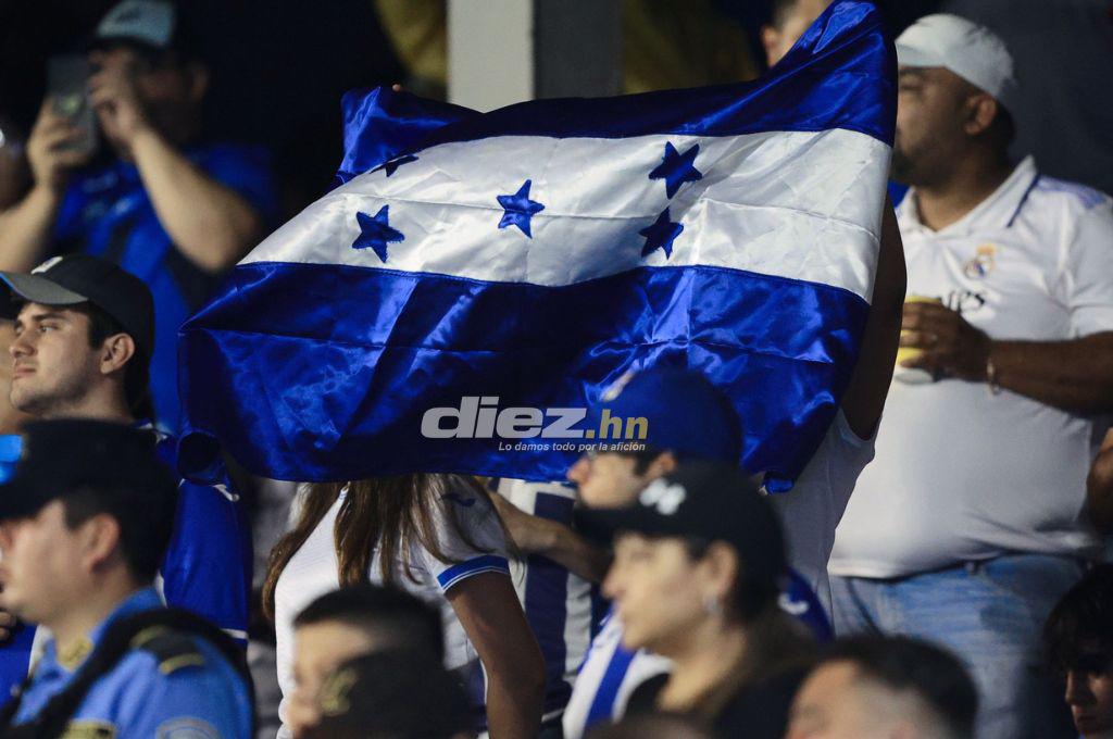 ¡Espectacular! Llenazo en el estadio Morazán por el Honduras-México pese a la lluvia y Rambo de León, presente