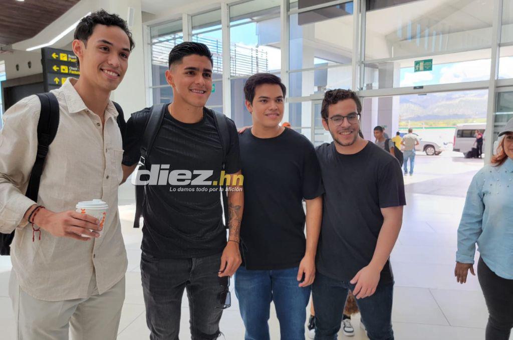 Muy contentos y solicitados en el aeropuerto: Así fue la salida de los legionarios que retornaron a sus clubes