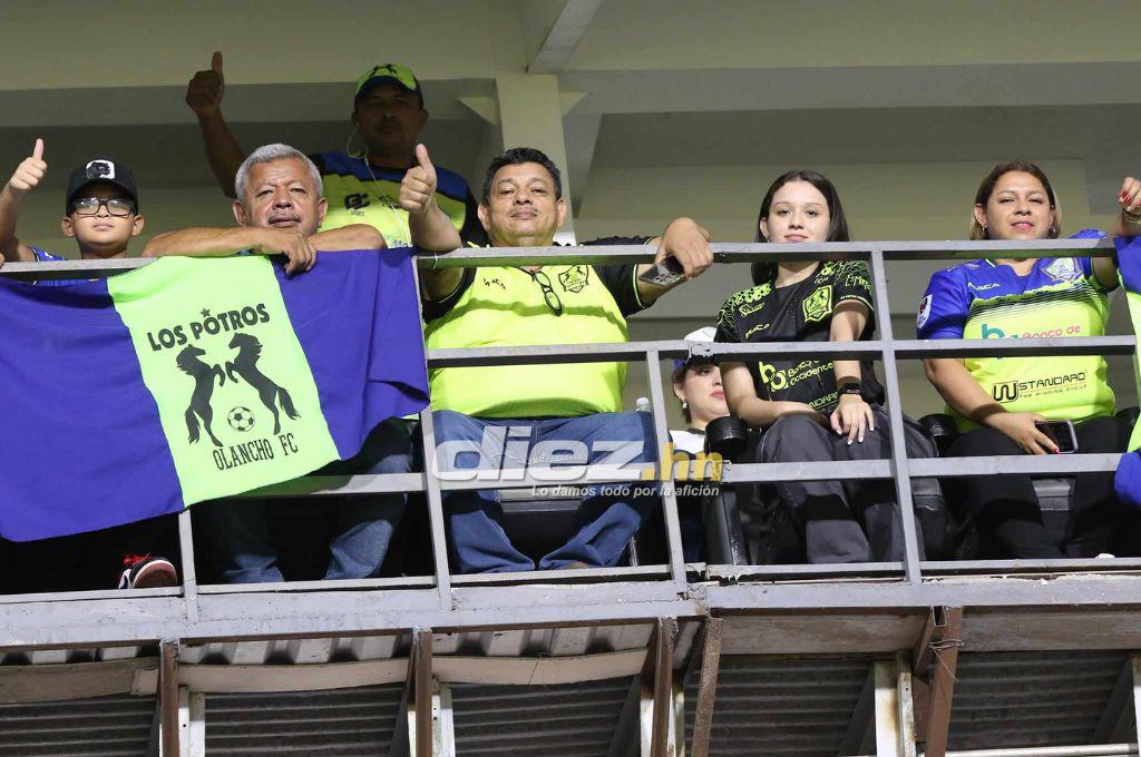 Las dos aficionadas de Potros que se robaron las miradas en el estadio Nacional y la reacción de Auzmendi al ver a sus ex compañeros