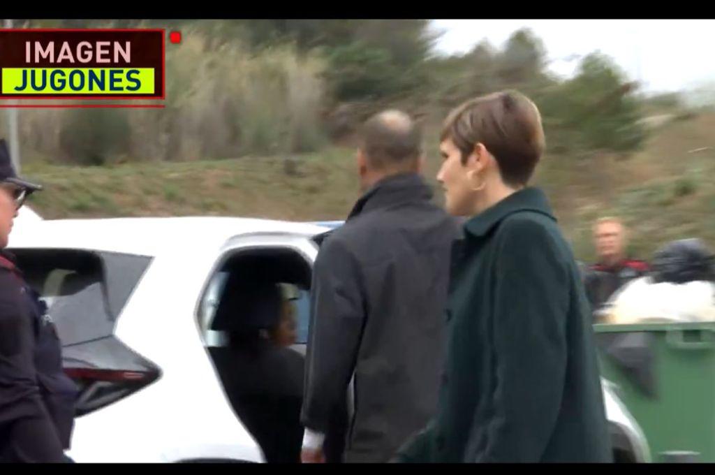 Dani Alves sale de su mansión por primera vez: su nueva pareja inseparable y lo que le gritaban en la calle