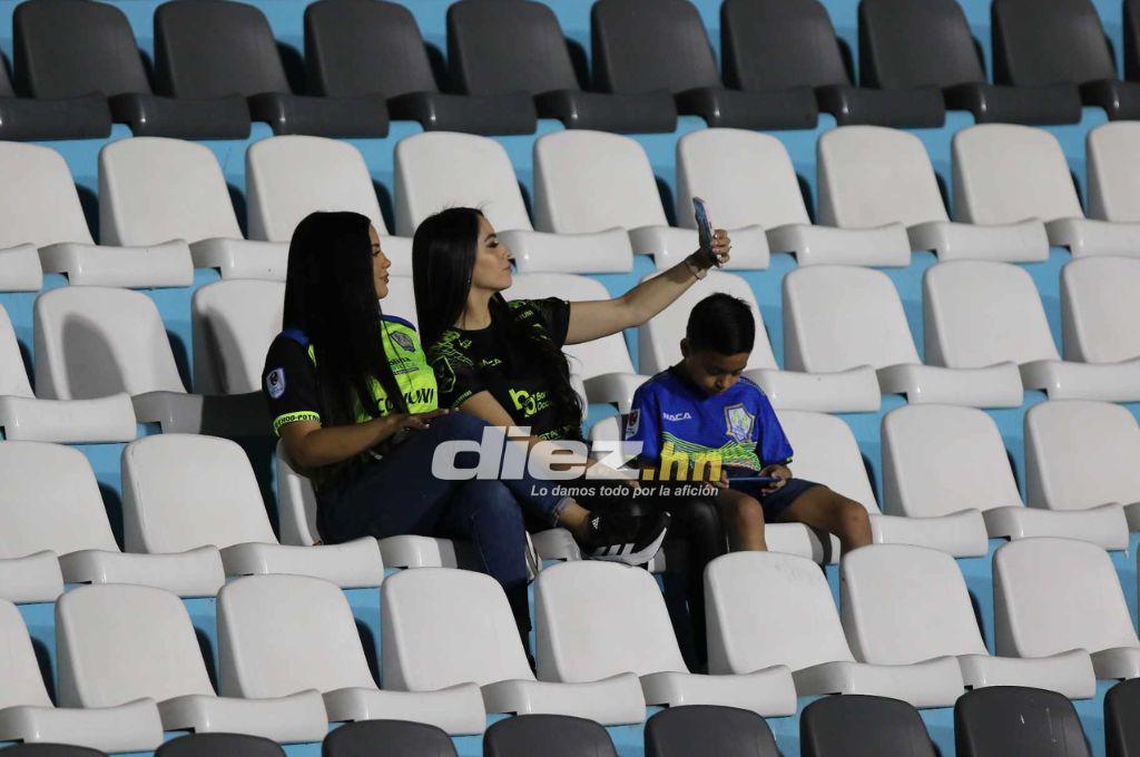 Las dos aficionadas de Potros que se robaron las miradas en el estadio Nacional y la reacción de Auzmendi al ver a sus ex compañeros