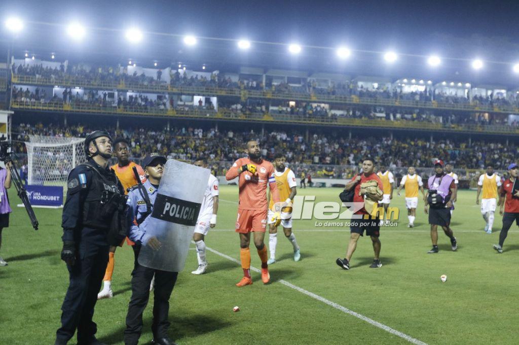 No se vio en TV: La tristeza de los jugadores del Olimpia por la crisis, bronca de Menjívar con la gente y el llenazo en el Morazán