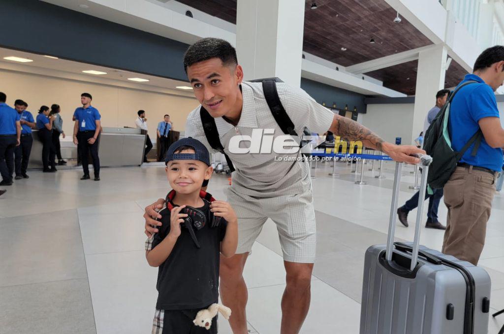 Muy contentos y solicitados en el aeropuerto: Así fue la salida de los legionarios que retornaron a sus clubes