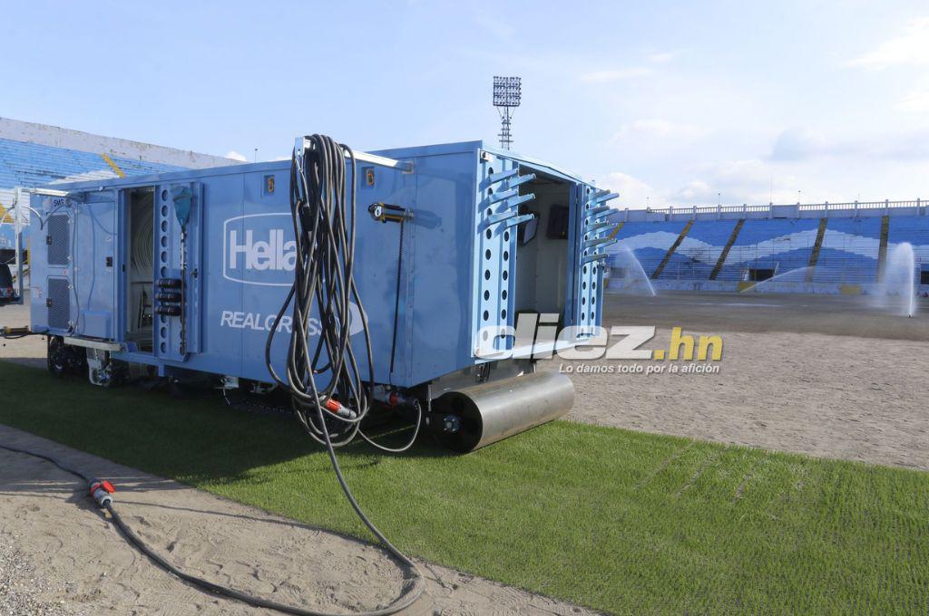 Así inició la instalación de la nueva grama híbrida del estadio Morazán en presencia de la presidenta Xiomara Castro