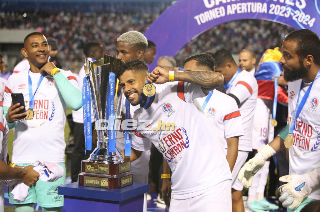 Gabriel Araújo tras el título de Olimpia ante Motagua: “Una cosa puedo decir, la Navidad es roja y blanca, no azul”