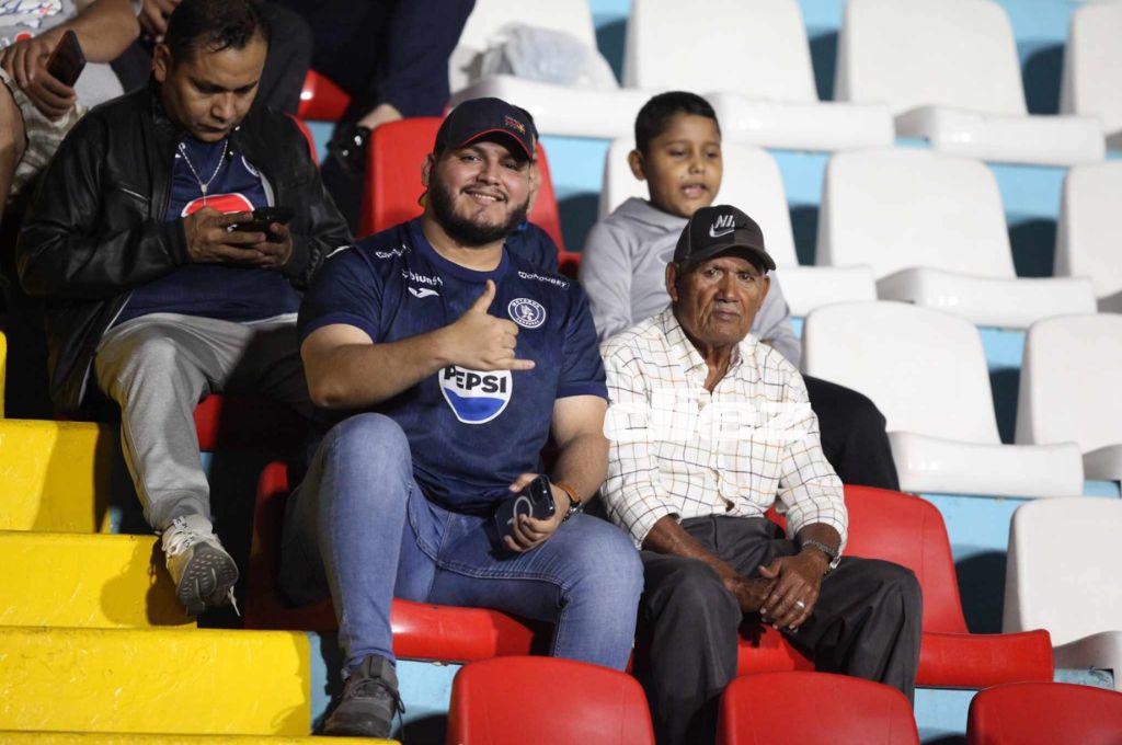 Polémica: Motagua y Cincinnati usarán sillas plásticas en banquillos improvisados para cumplir con Concacaf