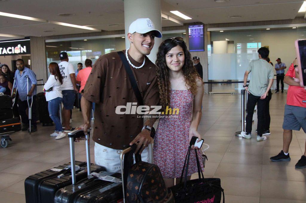 Ya están en Honduras: Locura de las chicas por Luis Palma en el aeropuerto y el tierno beso de Kervin Arriaga a su esposa