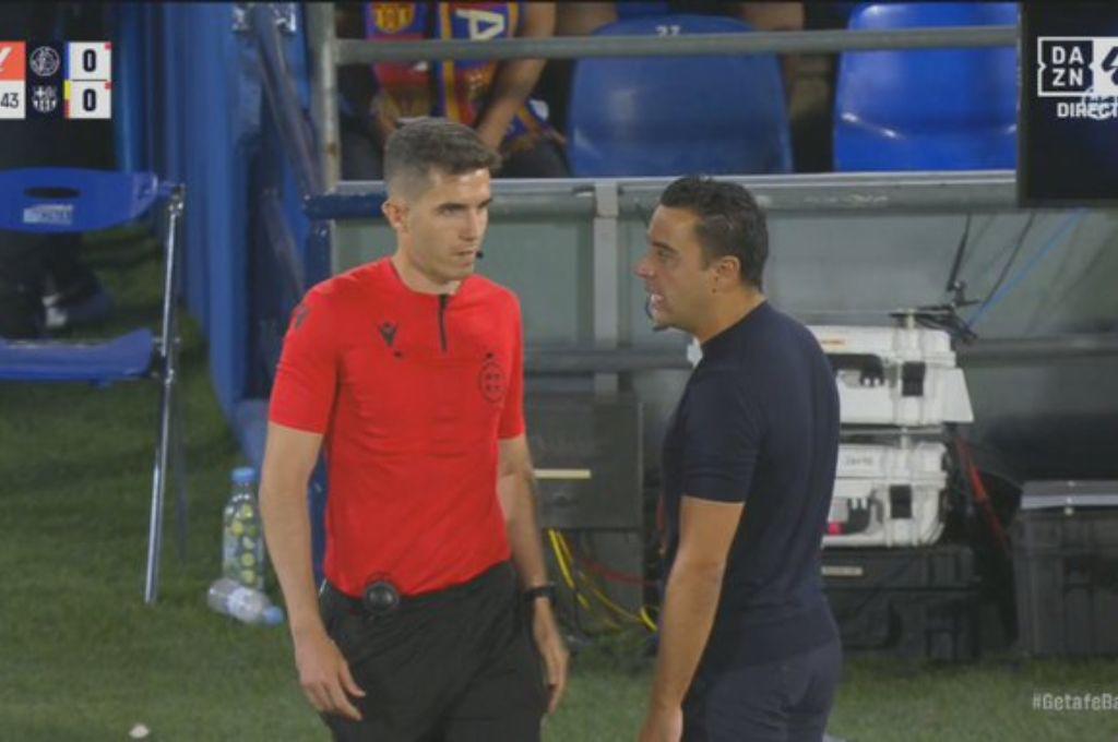 La fuerte discusión de Xavi con el árbitro y exjugador del Barcelona y el polémico penal no pitado; Choco Lozano debutó con Getafe